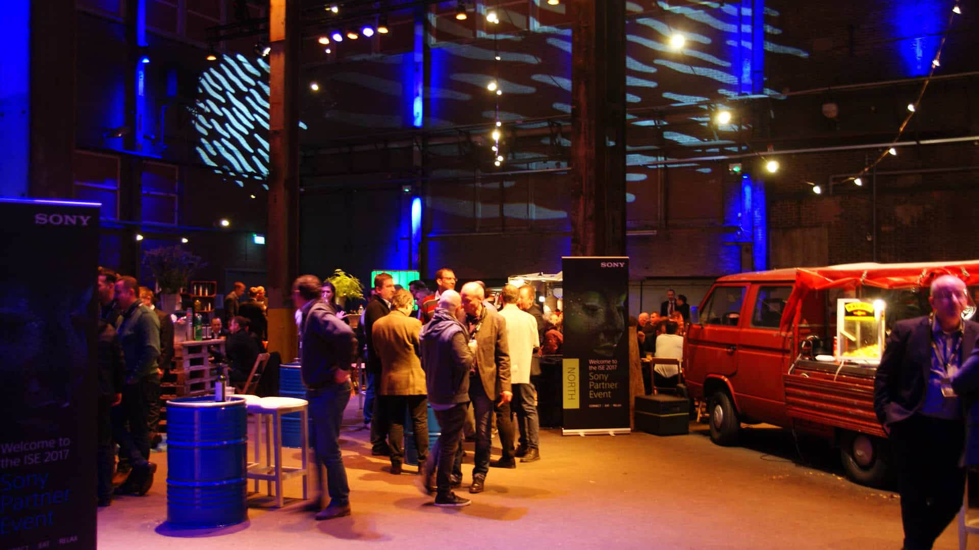 Bezoekers genieten van de Sony-stand tijdens het SugarFactory evenement.