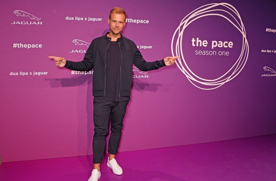 Man poseert voor Jaguar The Pace seizoen 1 banner op evenement.