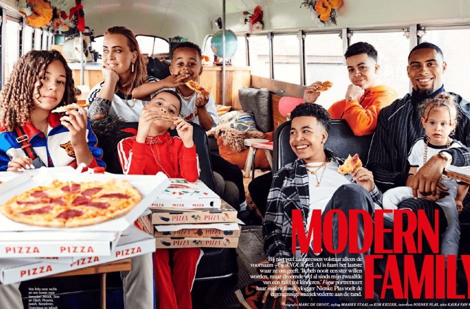 Gezinnen genieten van pizza tijdens fotoshoot voor Vogue, met een gezellige sfeer en diverse jonge m.
