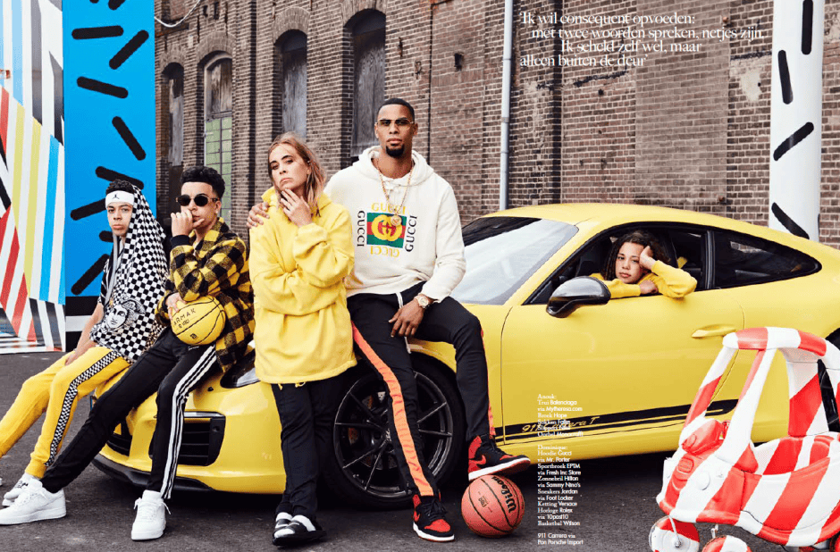 Jongeren poseren bij een gele sportauto met street art achtergrond, mode en urban lifestyle.