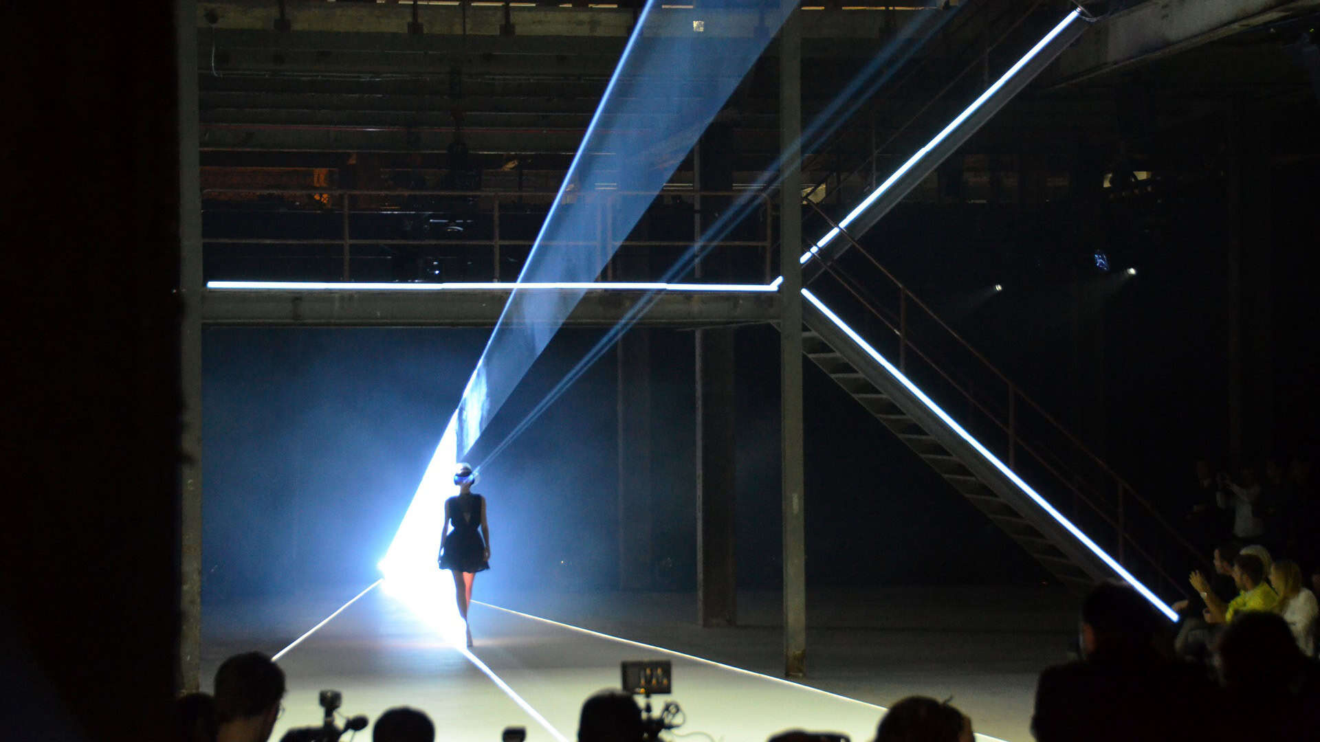 Model op catwalk tijdens SuperTrash show bij SugarFactory in Nederland.