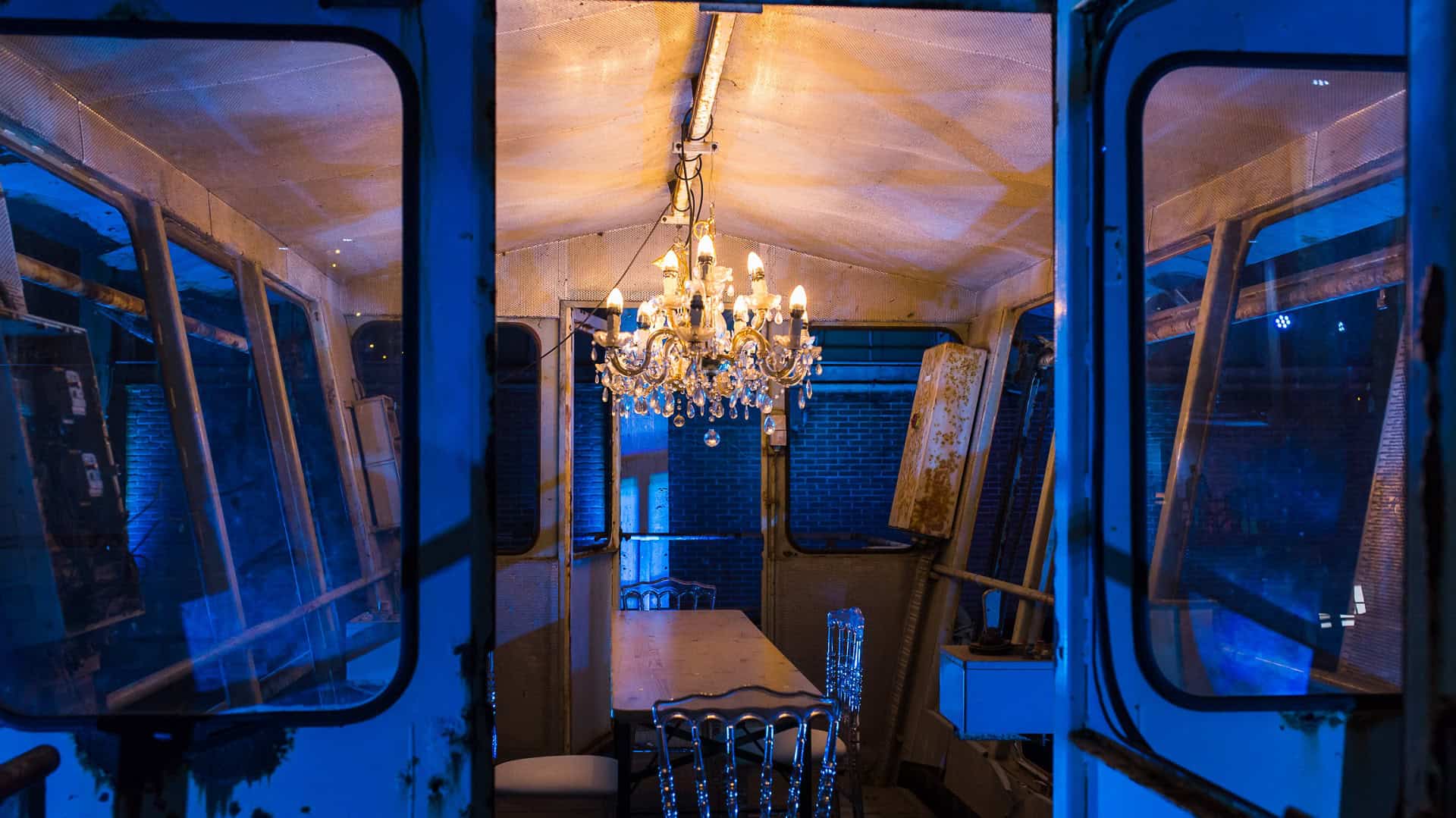 Interieur van KLM Boutique Magnifique 2 met chique chandelier en luxe decor.