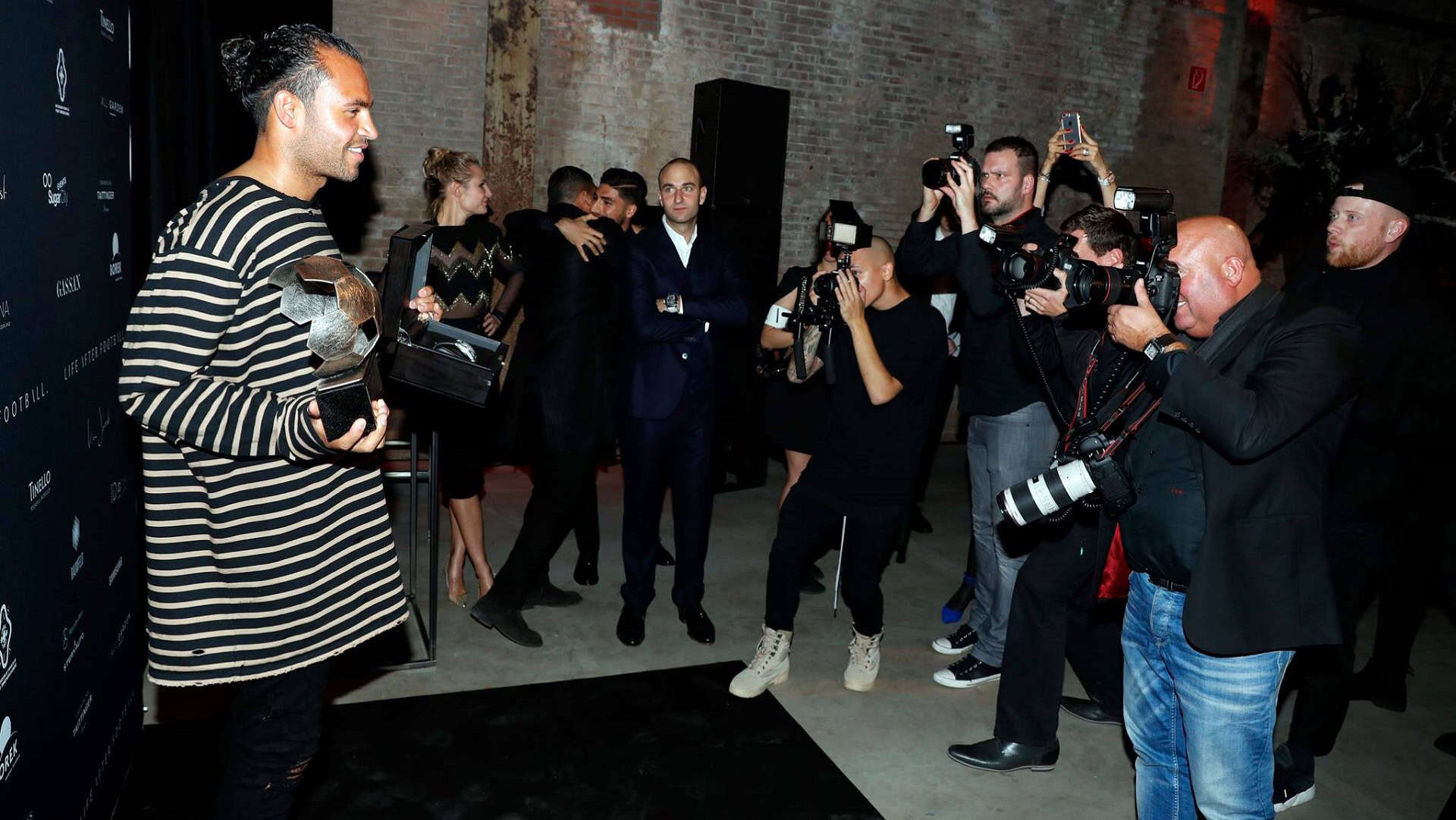 Man ontvangt een award tijdens Mode-Player-uitreiking bij SugarFactory.