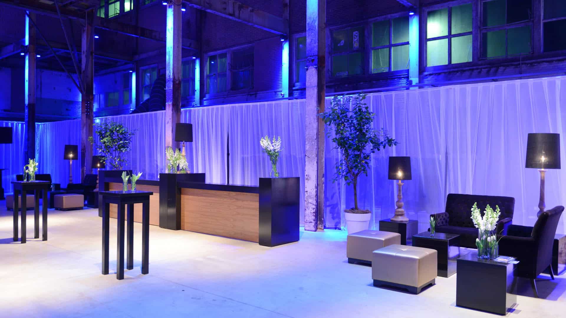 Interieur van SugarFactory met zitplaatsen en decoraties tijdens evenement.