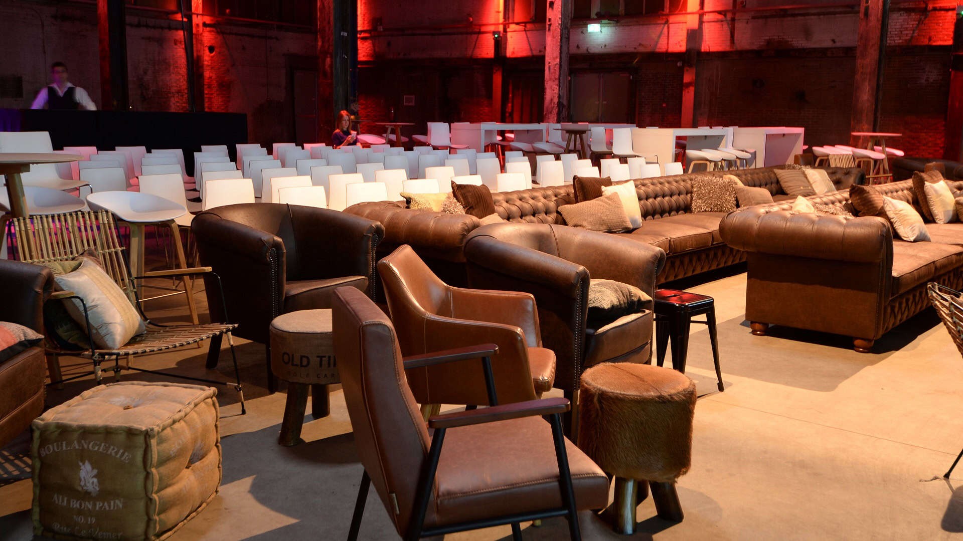 Ruimtelijke MPI-inhoudruimte met diverse zitplaatsen en industriële uitstraling.