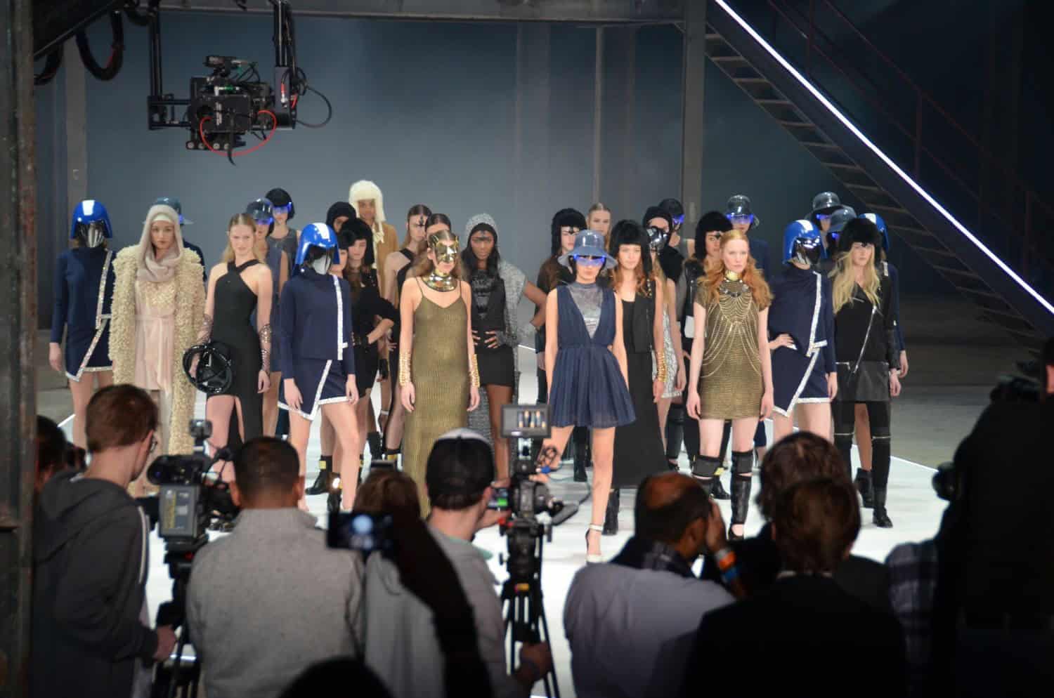 Modellen van SuperTrash tijdens een modeshow op de catwalk.