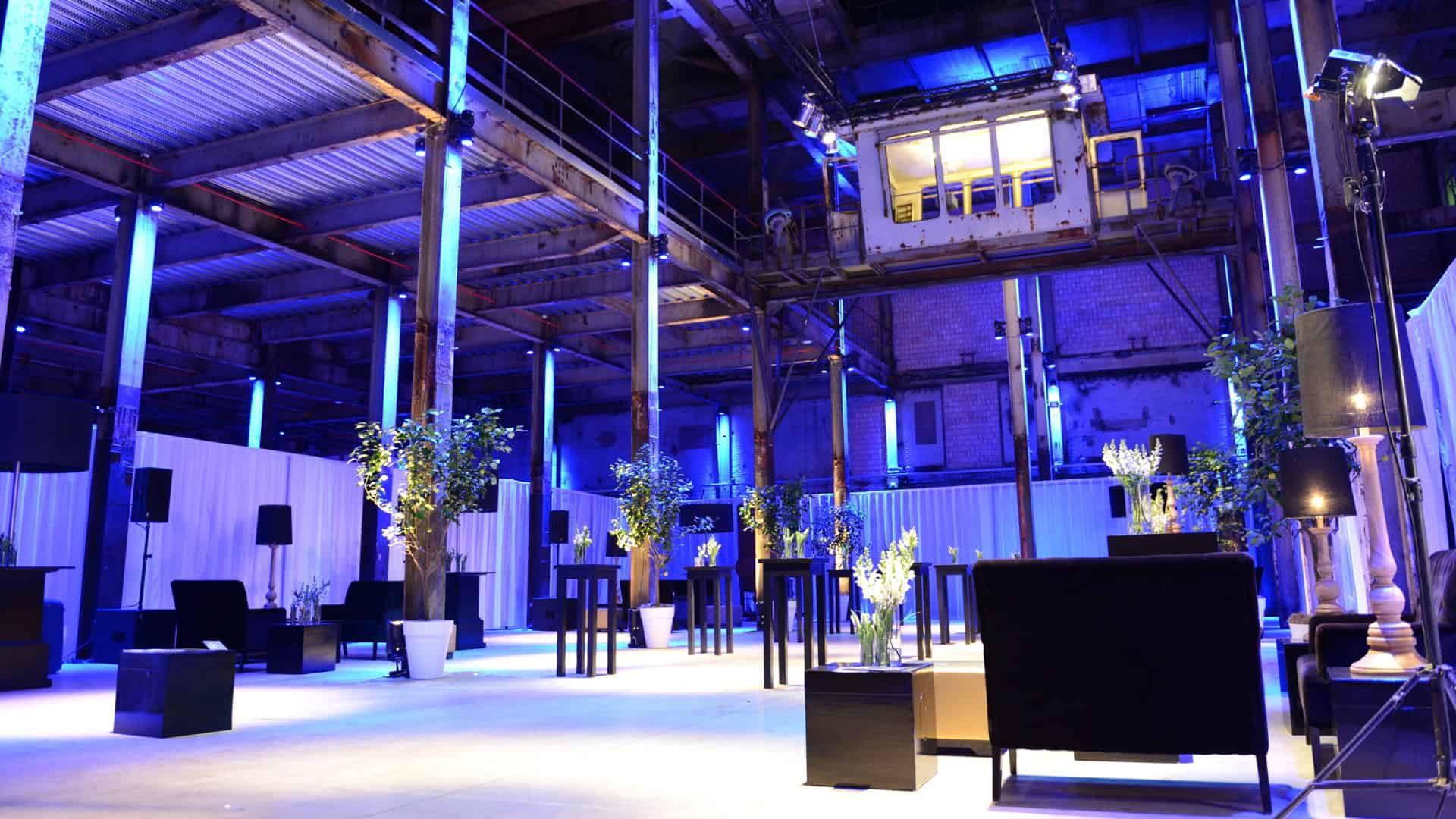 Gezellige SugarFactory locatie met moderne inrichting en sfeervolle verlichting.