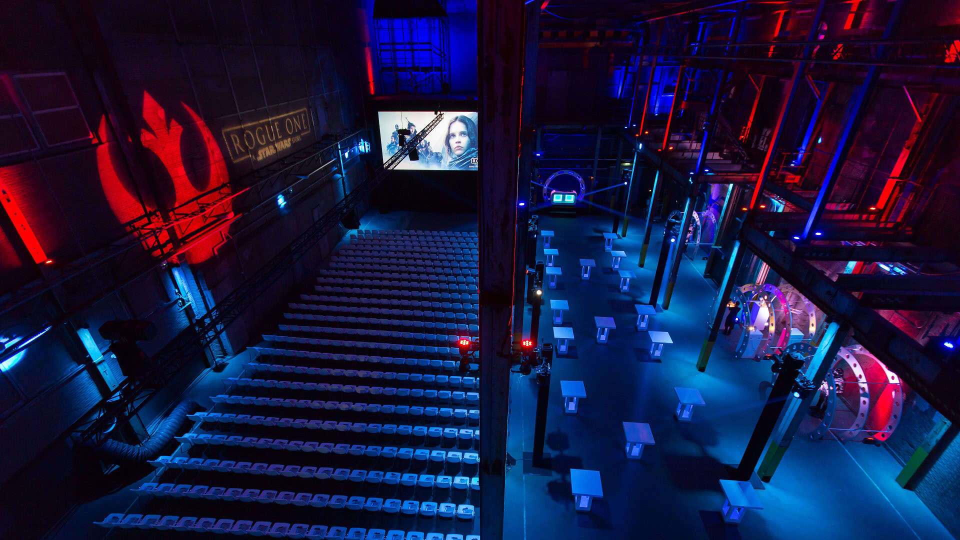 Interieur van een Star Wars-themed attractie met blauwe en rode verlichting.