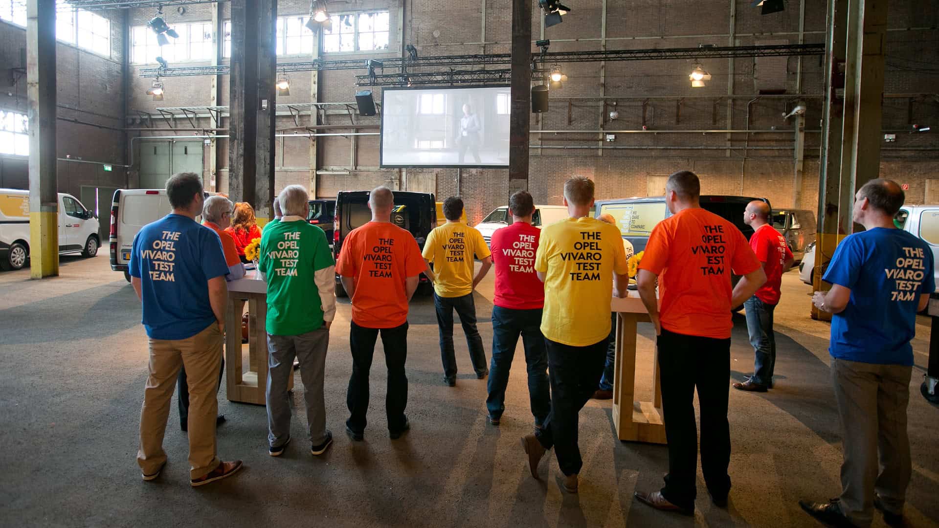 Opel team presenteert nieuwe modellen in industriële setting.