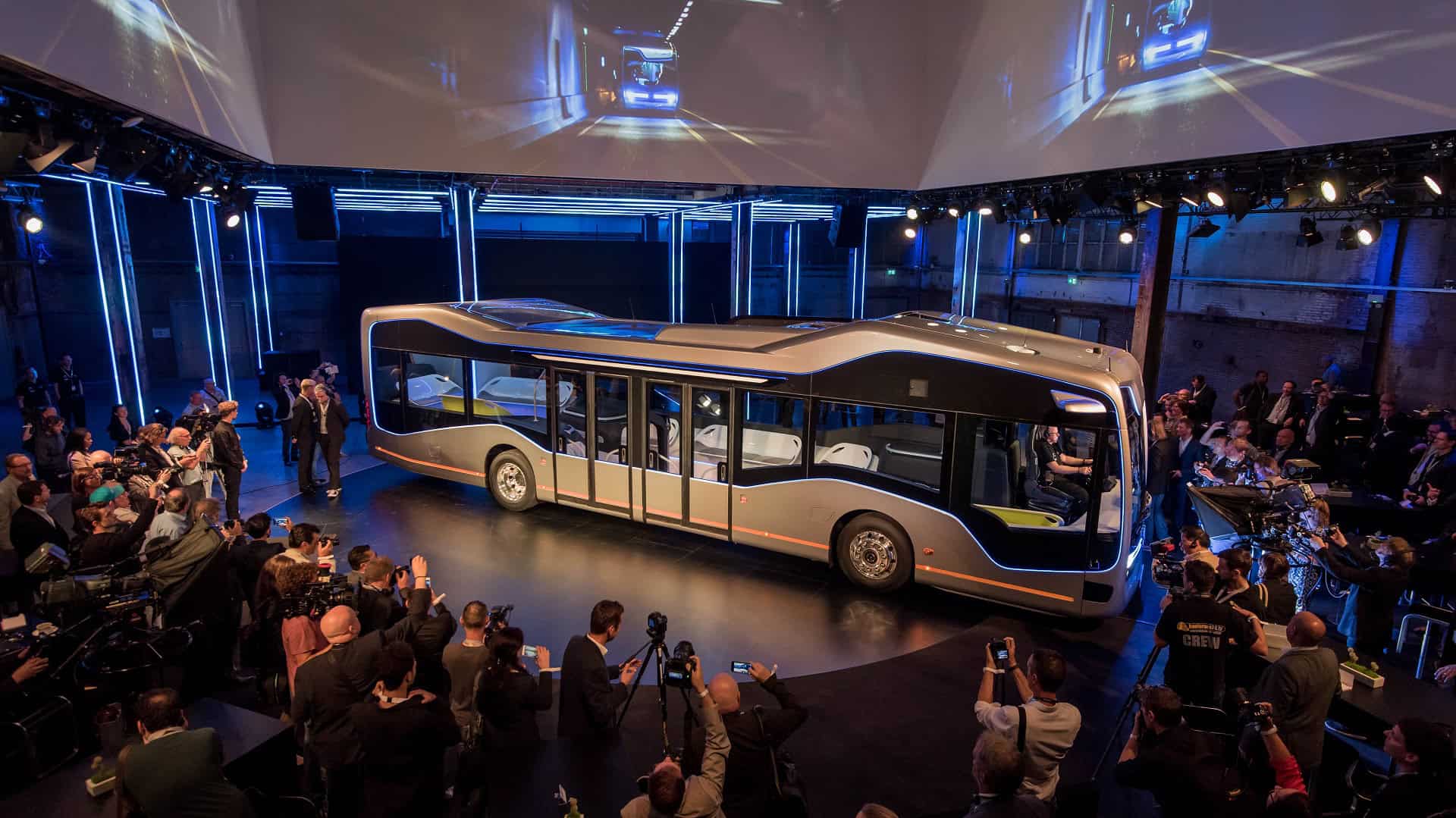 Innovatieve autonome bus op evenement met publiek en technici.