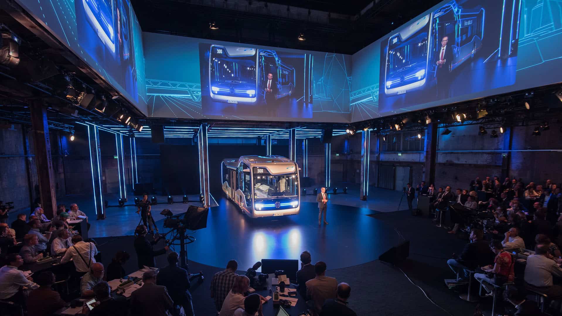 Autonoom busje tijdens Daimler - Müd GmbH evenement.