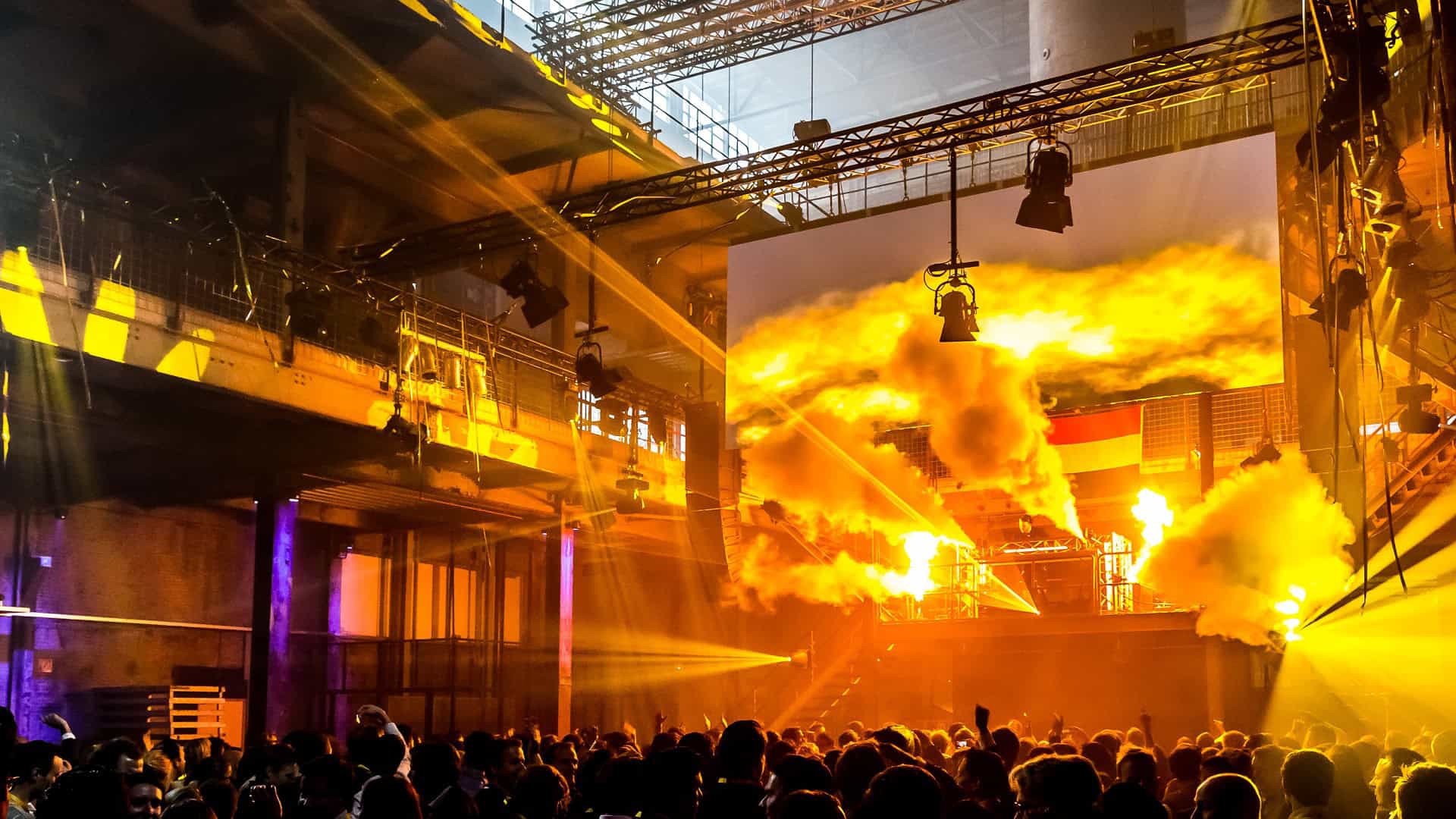 Spectaculaire vuur- en lichtshow tijdens SugarFactory evenement met publiek.