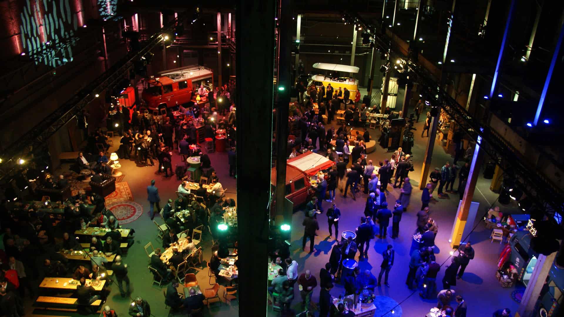 Sony evenement in de SugarFactory met kleurrijke verlichting en drukke menigte.