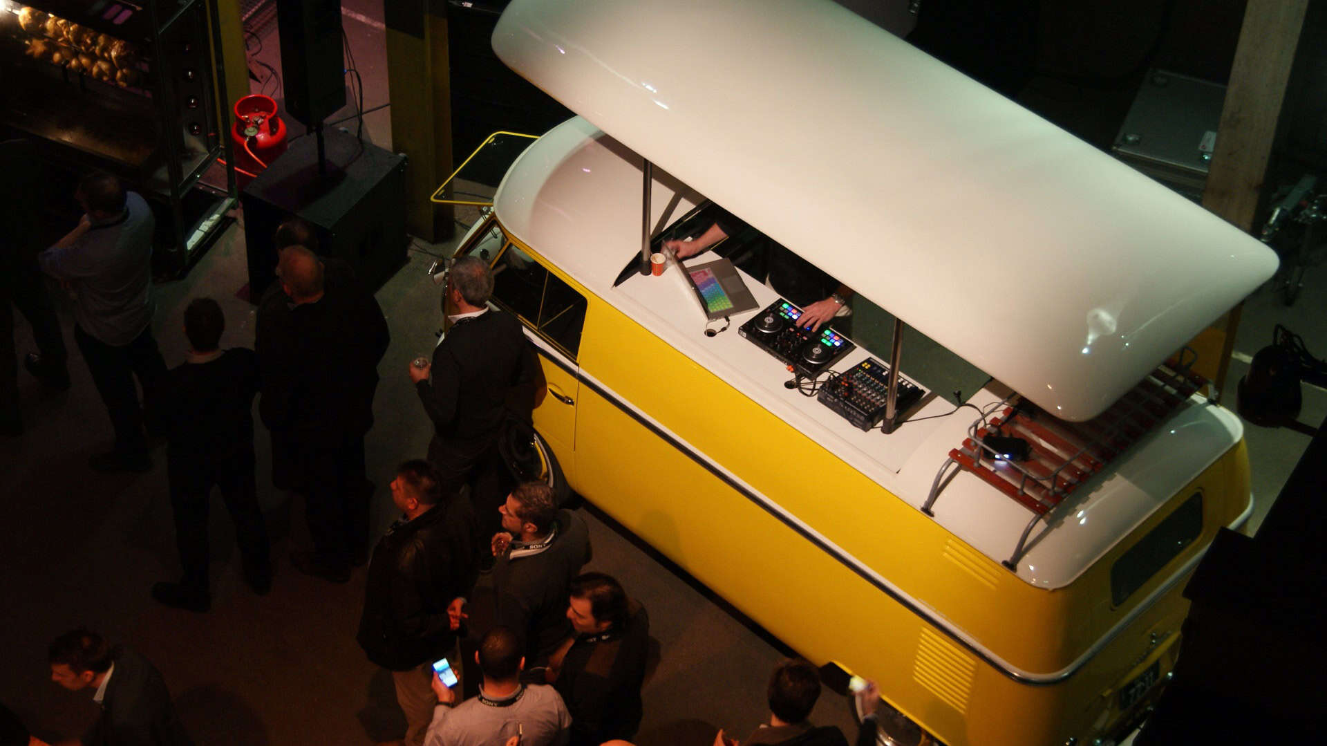 Sony festival bus met DJ-setup en lichtshow.