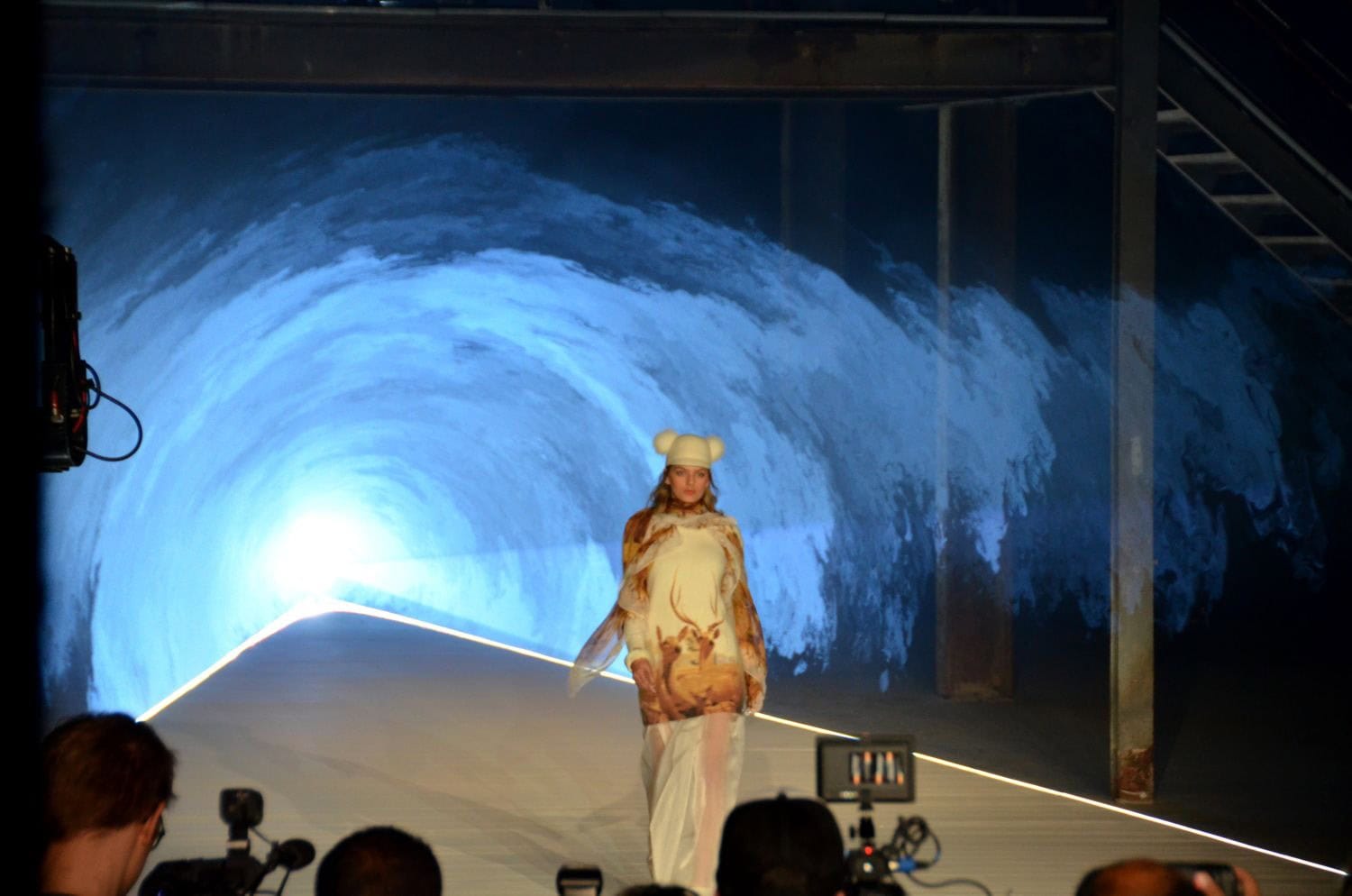 Model op catwalk tijdens SuperTrash modeshow in SugarFactory.