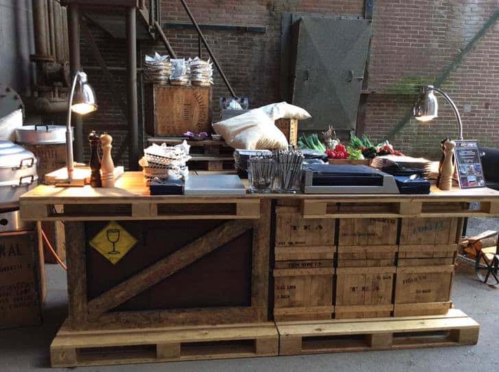 Bar met houten werkblad en industriële achtergrond, perfect voor RAW IDEA DISRUPTION evenement.