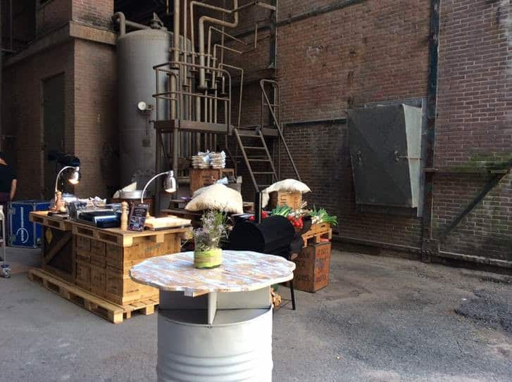 Unieke creatieve werkplek met pallets, lampen en planten voor RAW IDEA DISRUPTION.