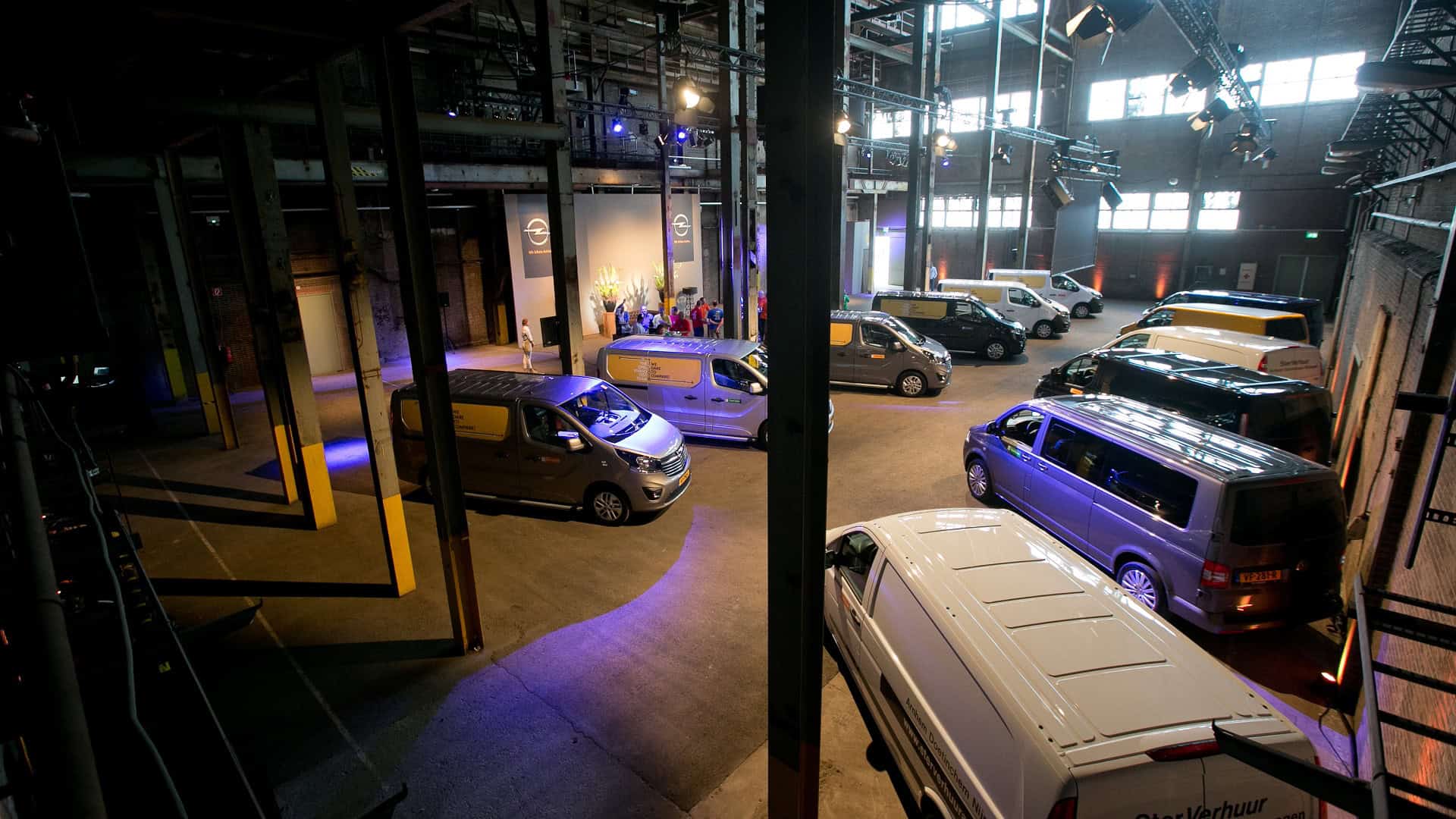 Opel auto's in de industriële SugarFactory locatie.