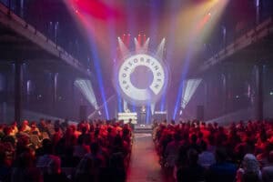 Grootsponsoring evenement met publiek en podium bij SugarFactory.