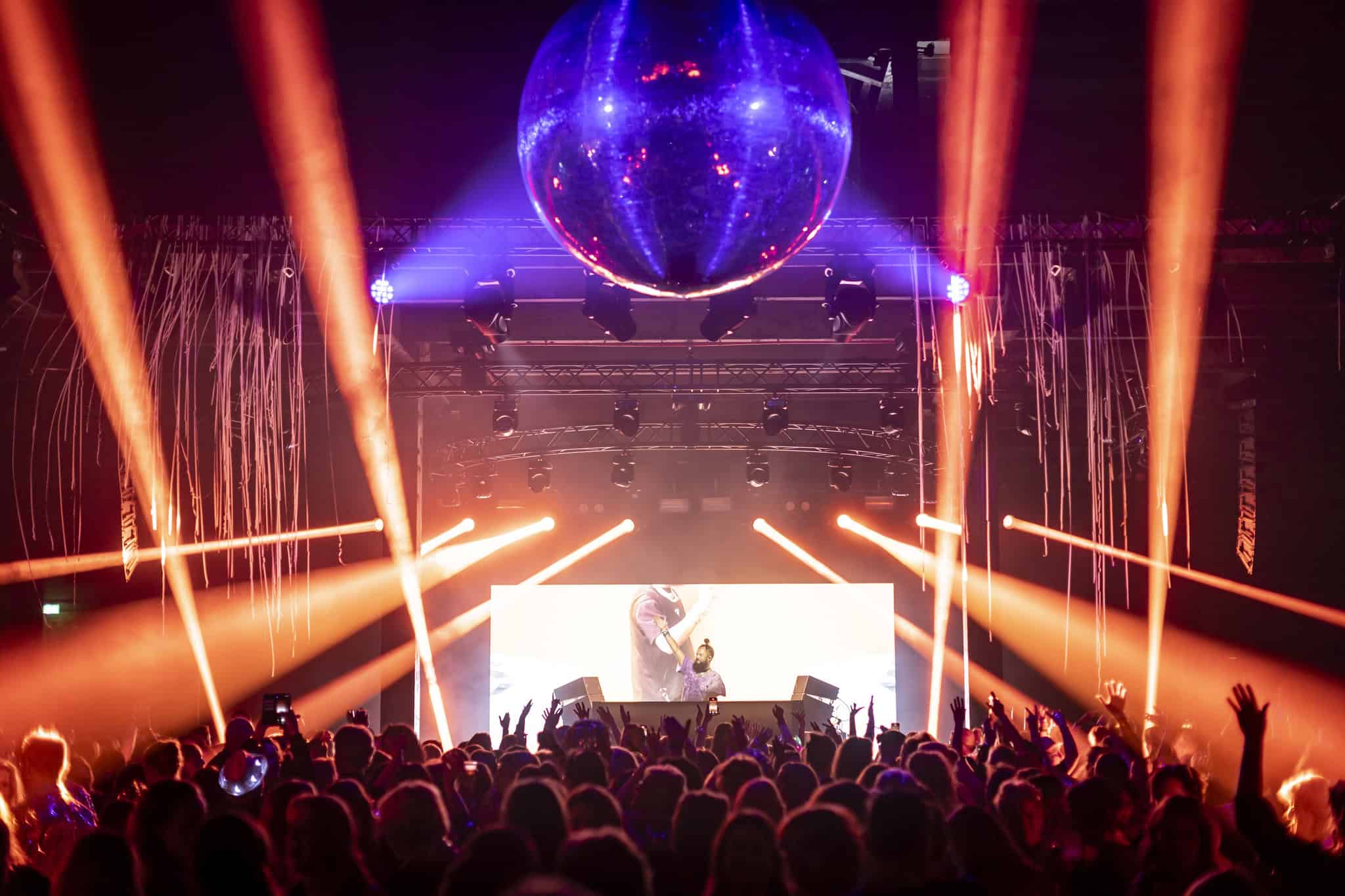 Uitgaansfeest met DJ en dansvloer bij SugarFactory.