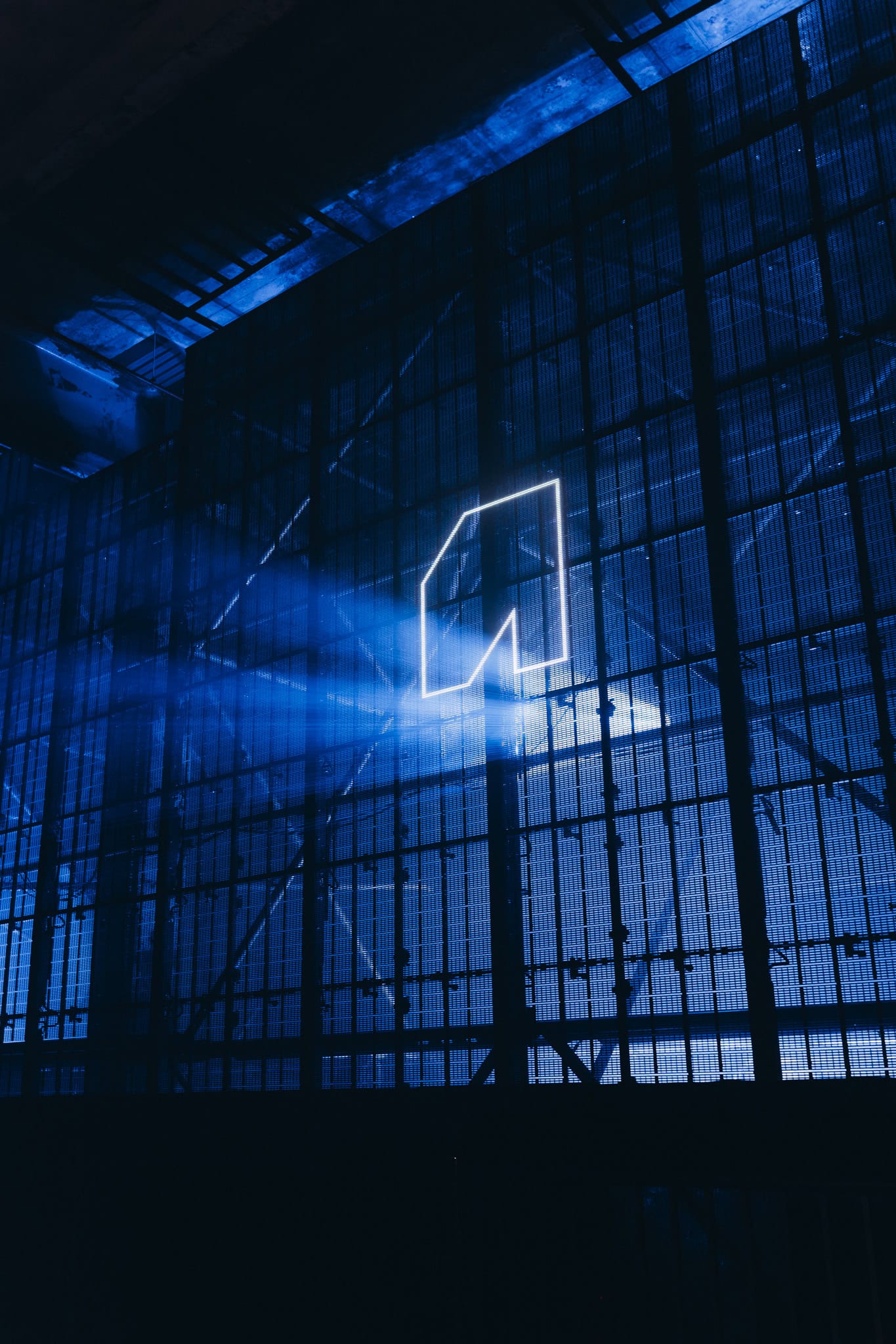 Neon licht in de vorm van een 'S' bij SugarFactory tijdens Awakenings.