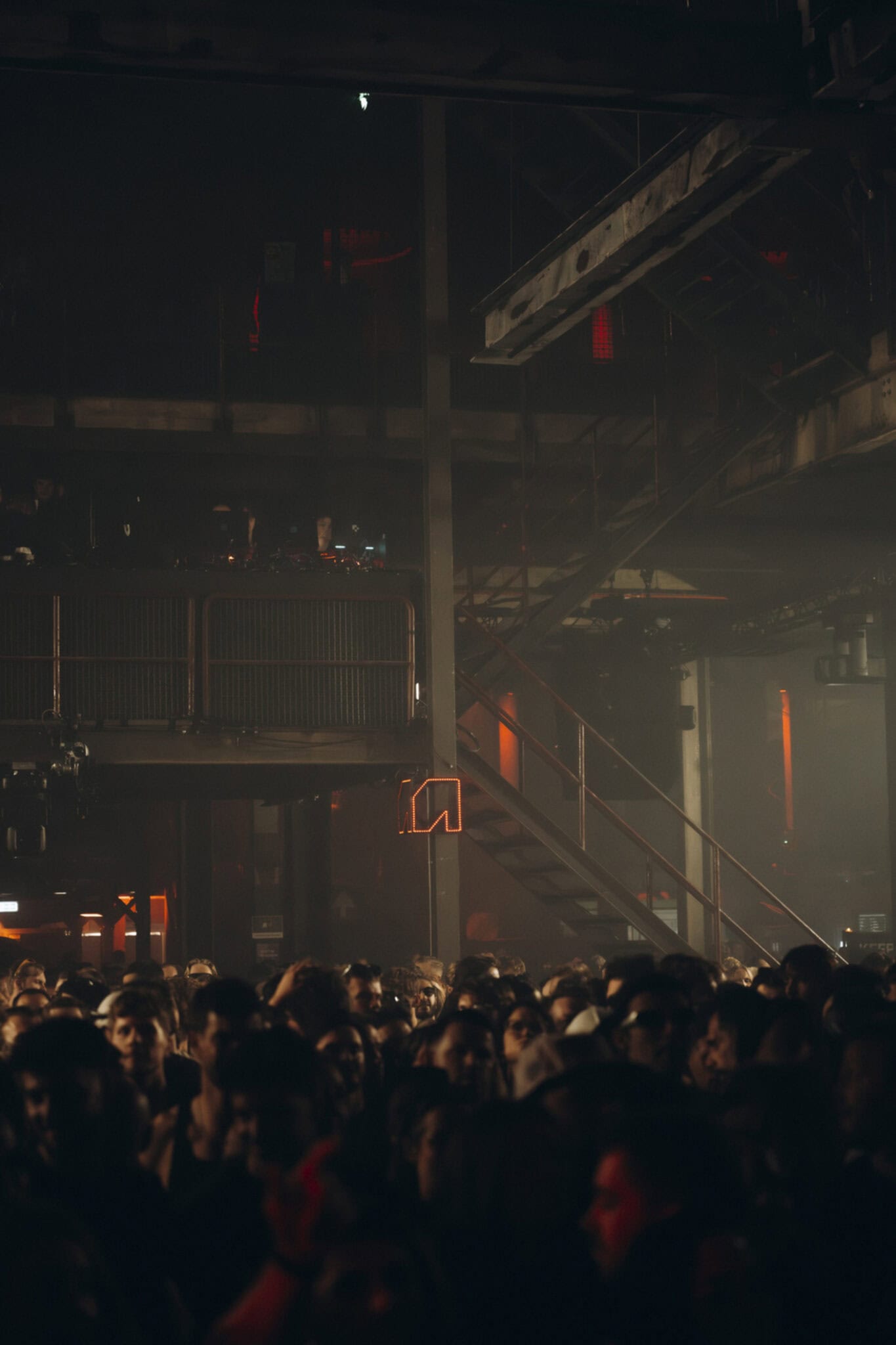 Drukke dansvloer tijdens Awakenings bij SugarFactory met feestende bezoekers.