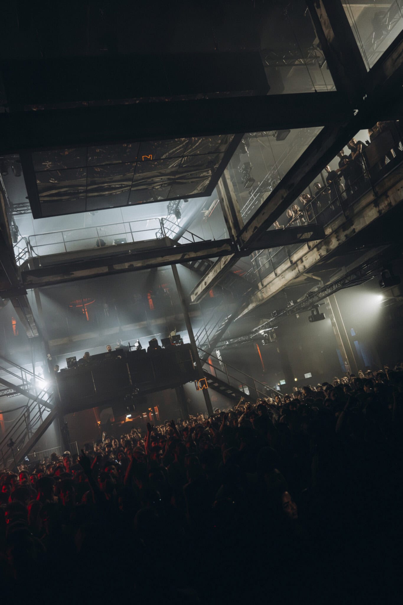 Bezoekers genieten van een licht- en geluidsshow tijdens Awakenings in SugarFactory.