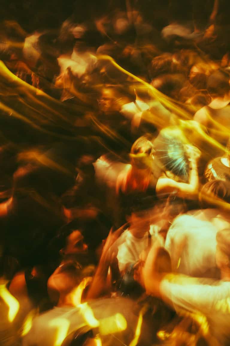 Dansende mensen bij SugarFactory tijdens Awakenings.