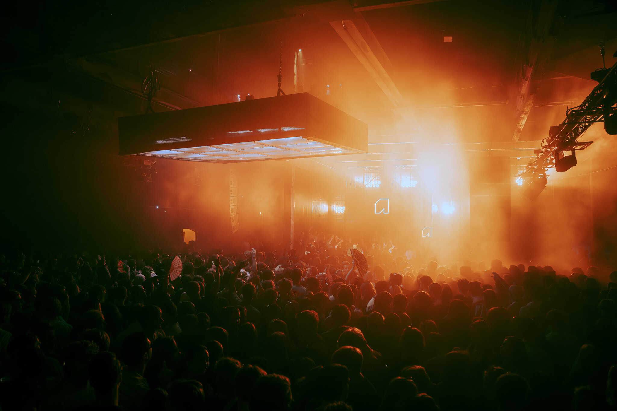 Drukke dansvloer tijdens een feestavond in SugarFactory met kleurrijk licht en enthousiaste menigte.