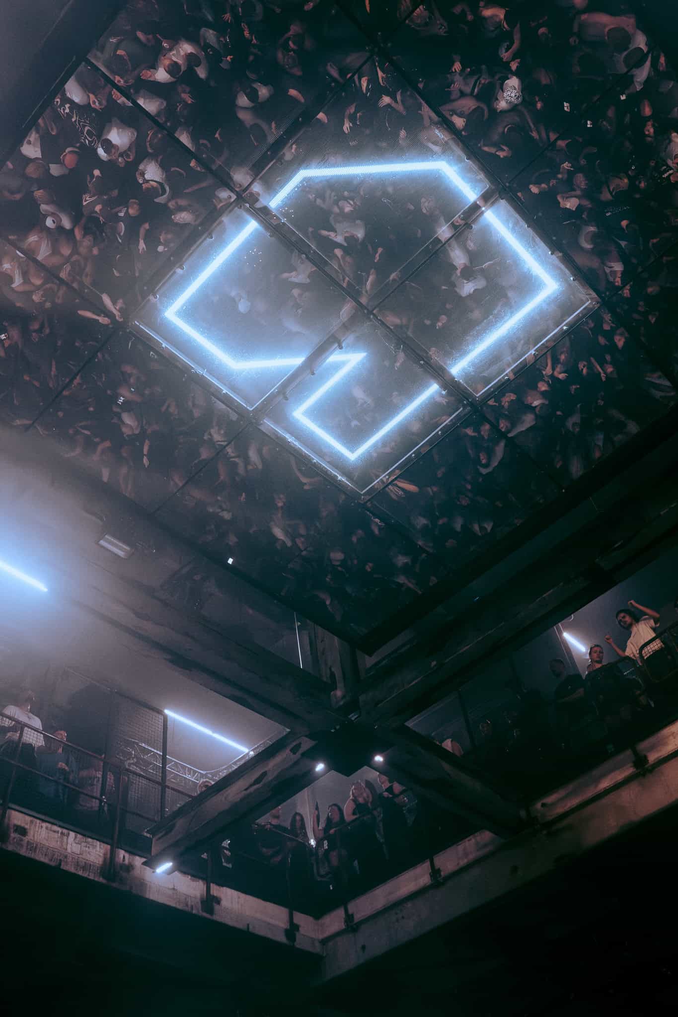 Neonlicht en feestende menigte bij SugarFactory tijdens Awakenings.