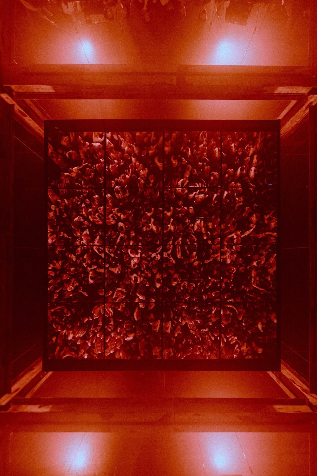 Vuur- en lichtinstallatie met kleurrijke vlammen en lichteffecten bij SugarFactory.