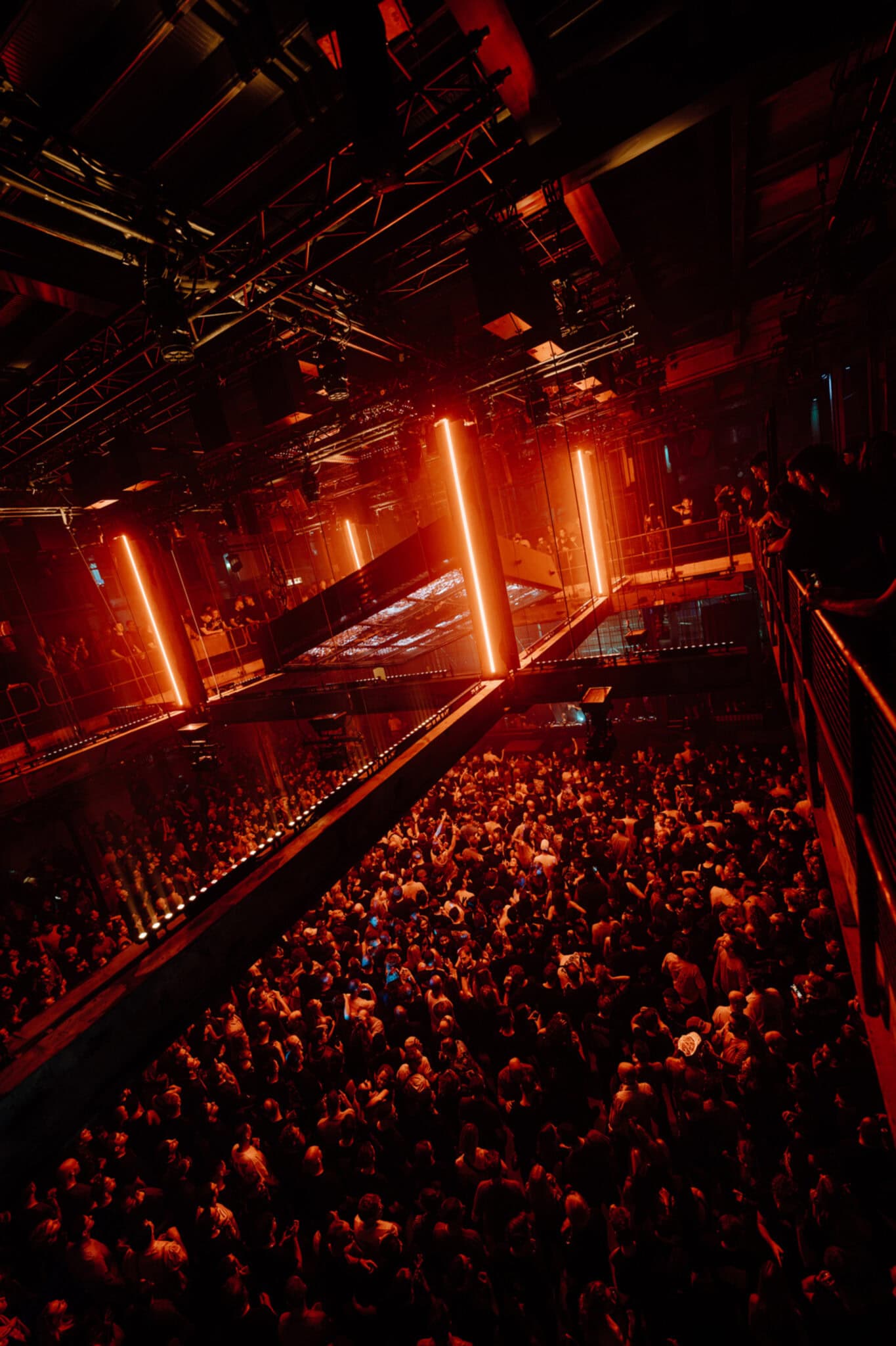 Dansvloer met verlichte lichten en een grote menigte.