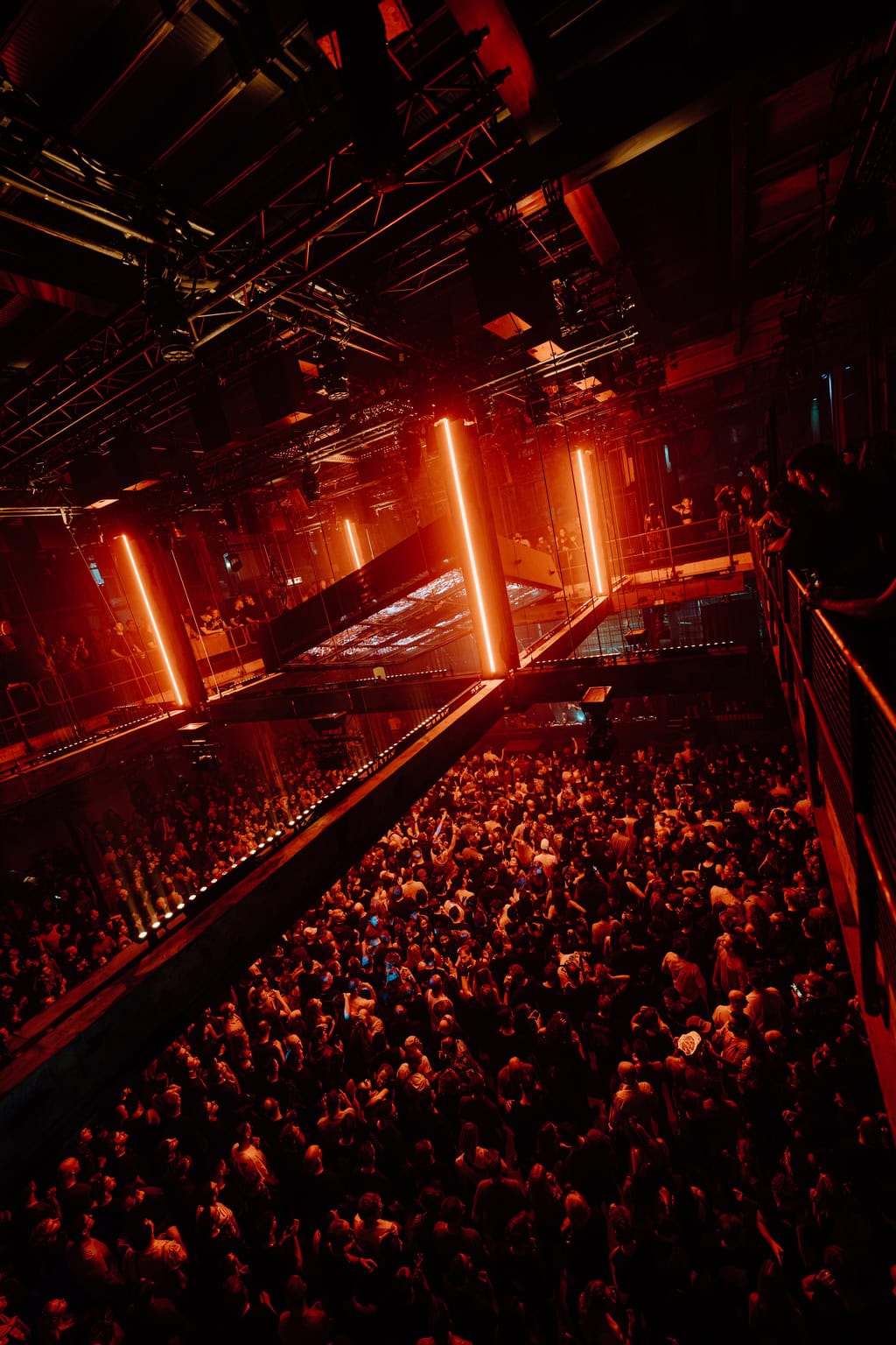 Vurige lichtshow en dansend publiek tijdens Awakenings bij SugarFactory, een populaire locatie voor.