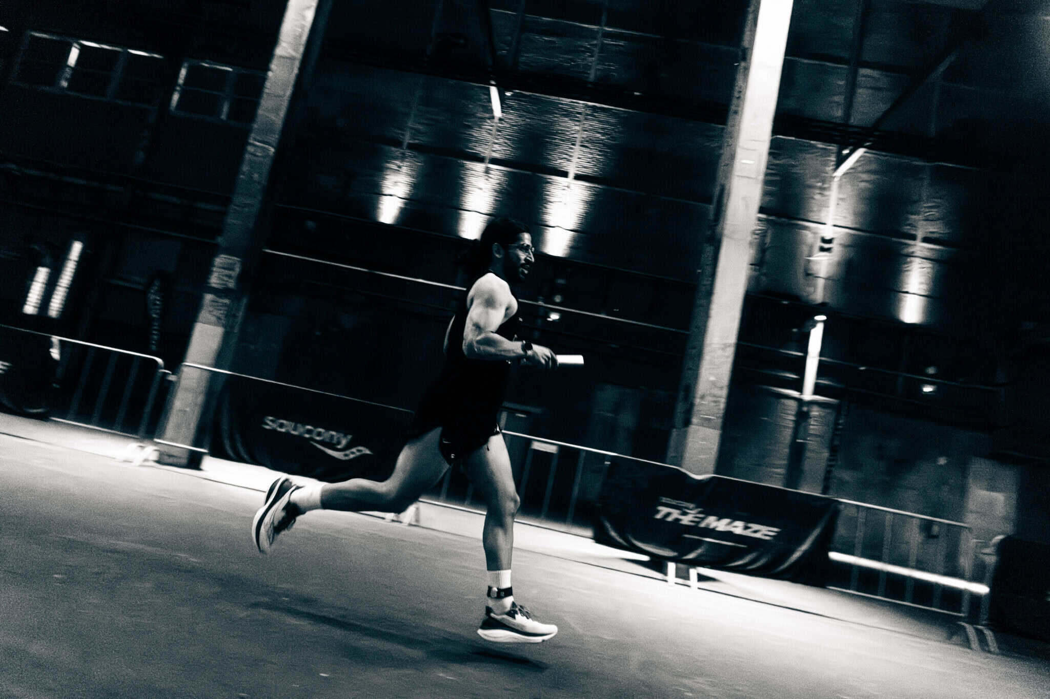 Vrouw hardlopend in een indoor sportschool, sportieve training.
