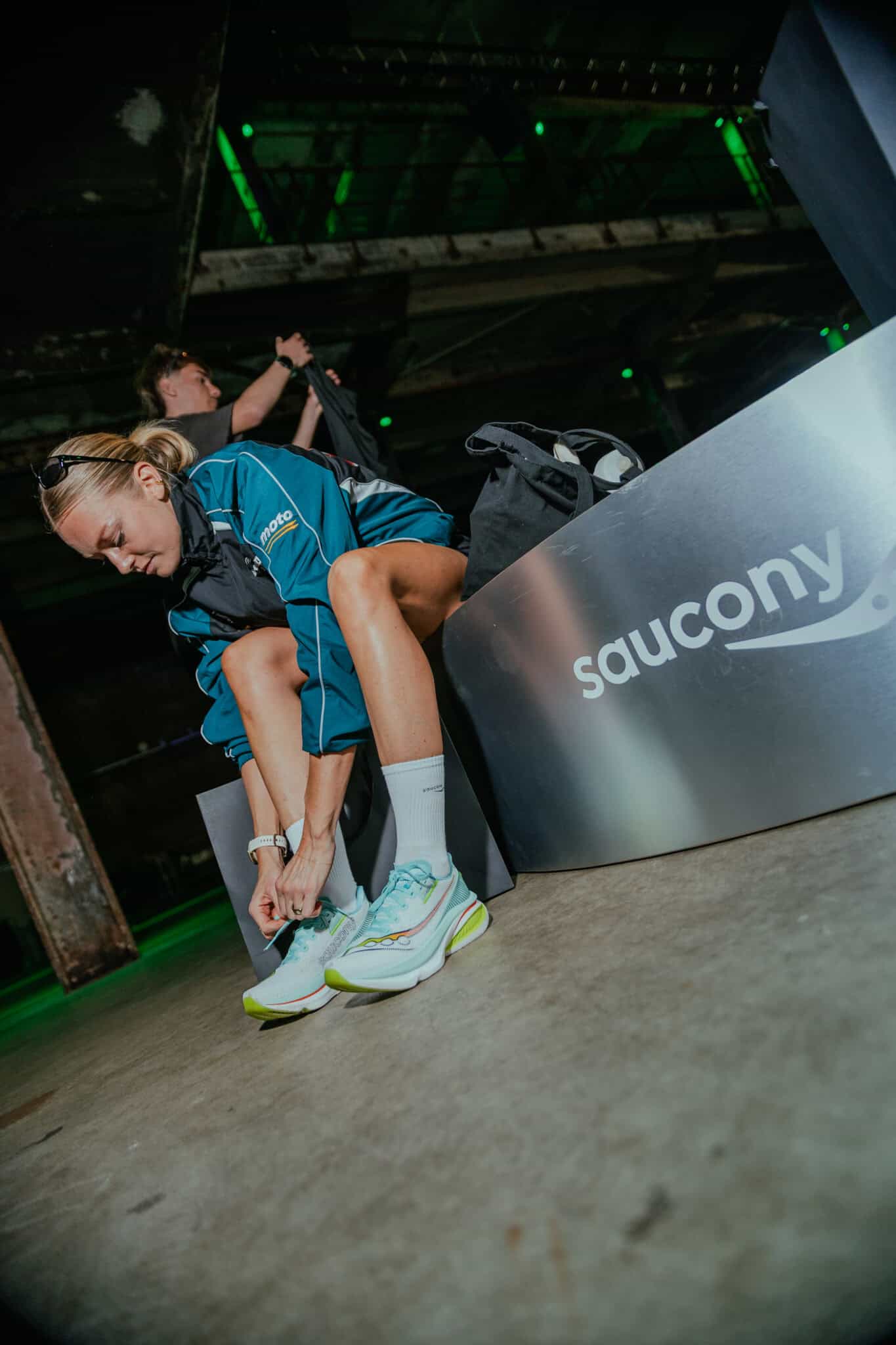 Sportieve vrouw in sportkleding en schoenen, klaar voor training of wedstrijd.
