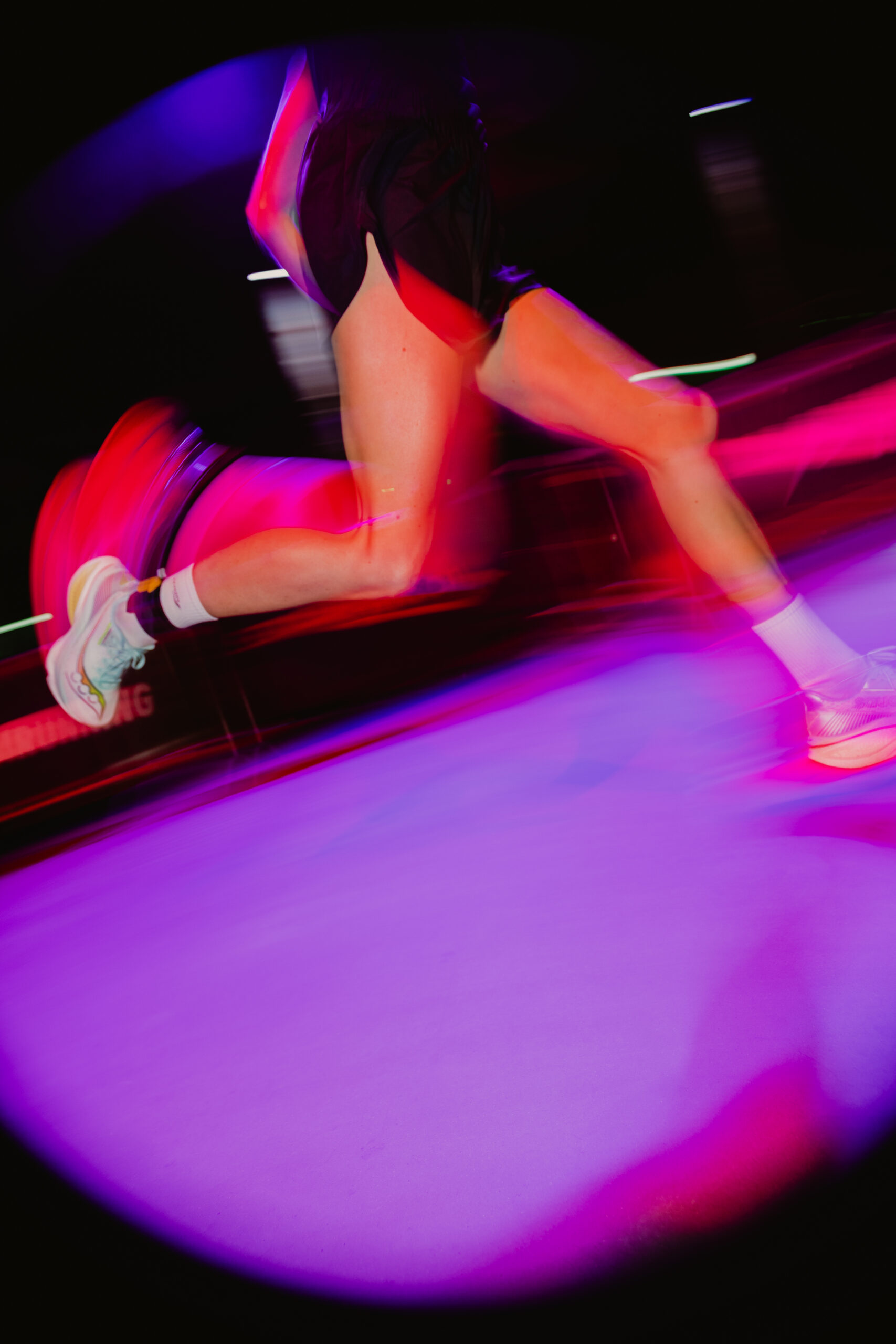 Teams staan klaar voor de aftrap in de SugarFactory sporthal, kleurrijk verlichte zaal voor sport en.