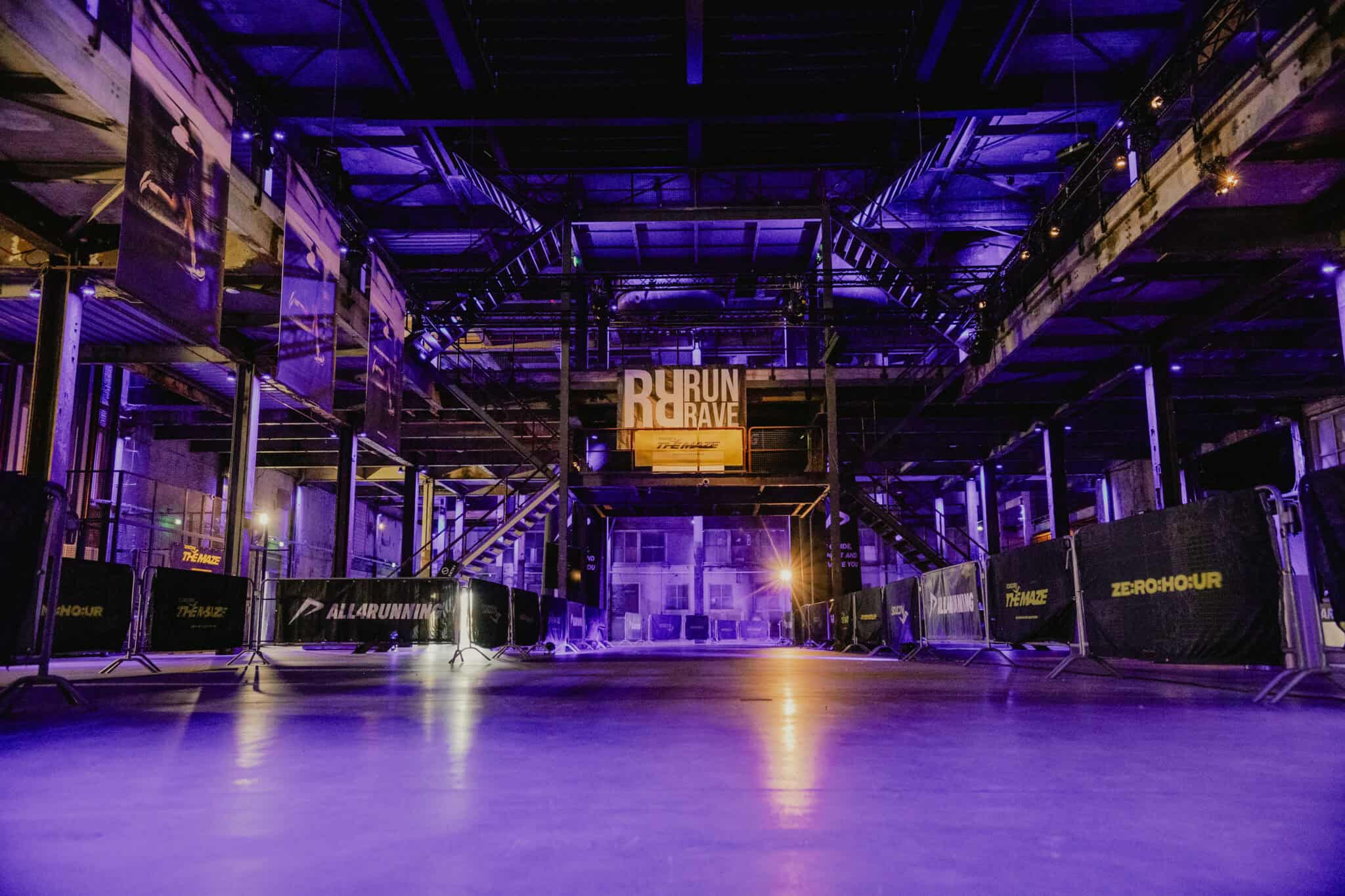 Vloer van de club met DJ-booth en kleurrijke lichtshow voor dans en muziek.