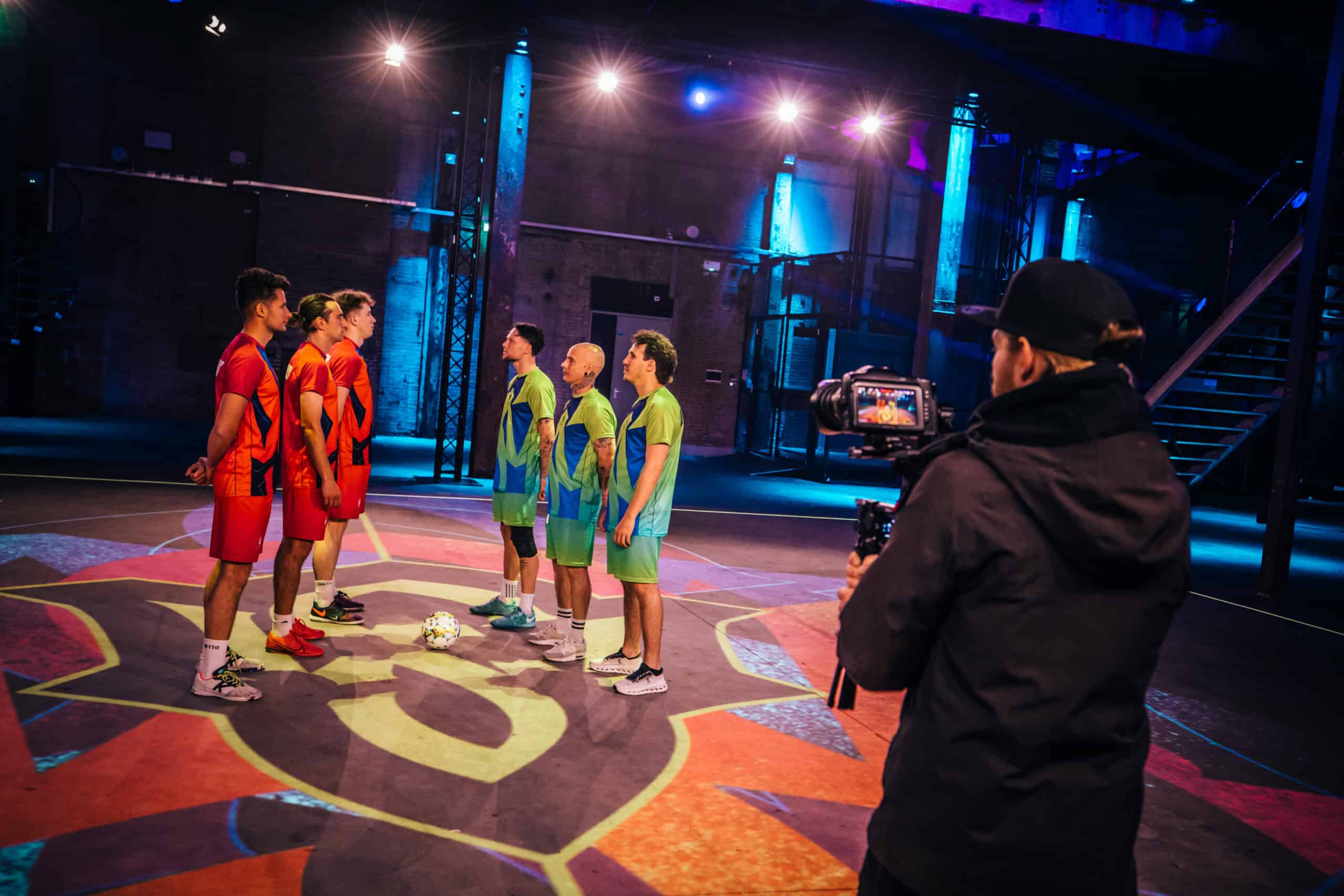Teams staan klaar voor de aftrap in de SugarFactory sporthal, kleurrijk verlichte zaal voor sport en.