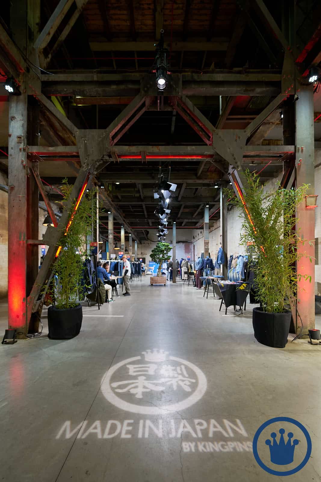 Interieur van SugarFactory met industrieel design en decoraties.