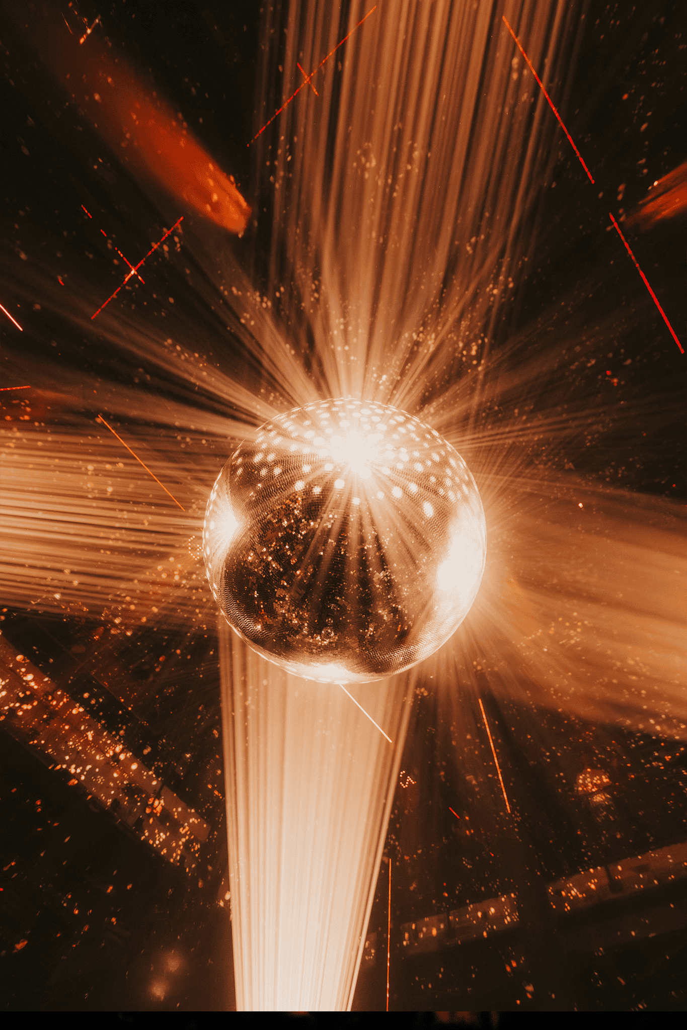 Disco bal met sprankelende lichtstralen en vuurwerk effecten.