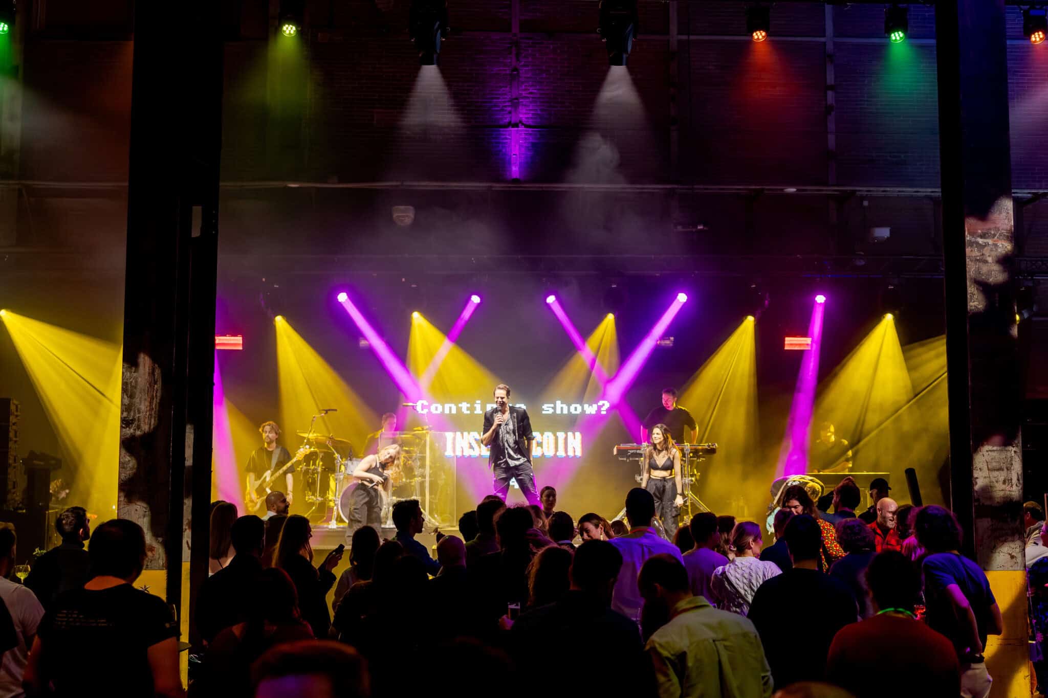 Live muziek optreden tijdens Plug & Play Feest bij SugarFactory.